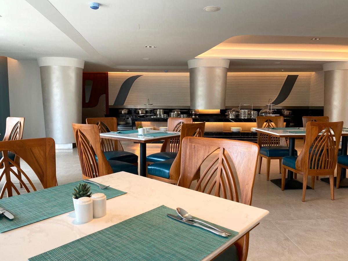 The Oceanic Sportel Phuket - Sha Extra Plus Eksteriør bilde The restaurant at the hotel