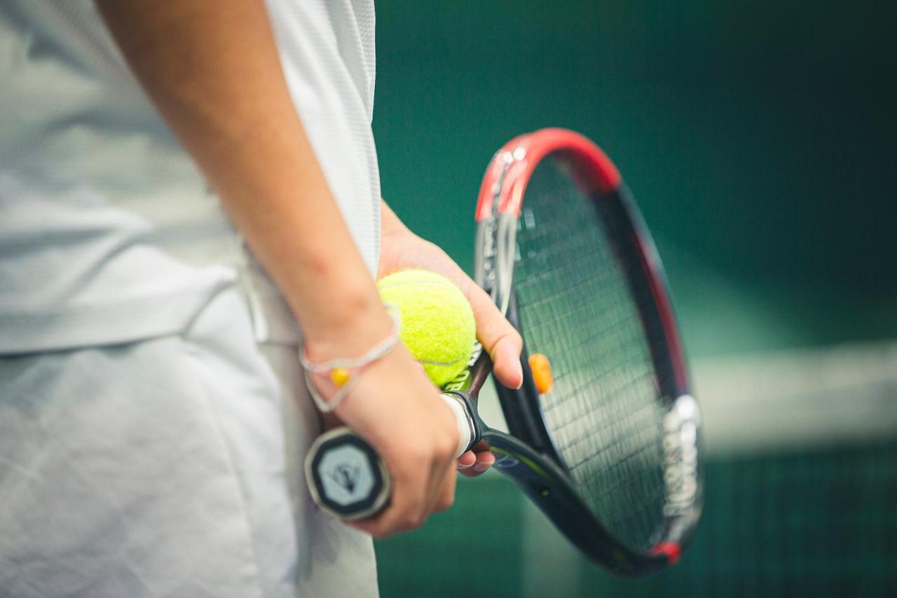 The Oceanic Sportel Phuket - Sha Extra Plus Eksteriør bilde Tennis player holding a racket