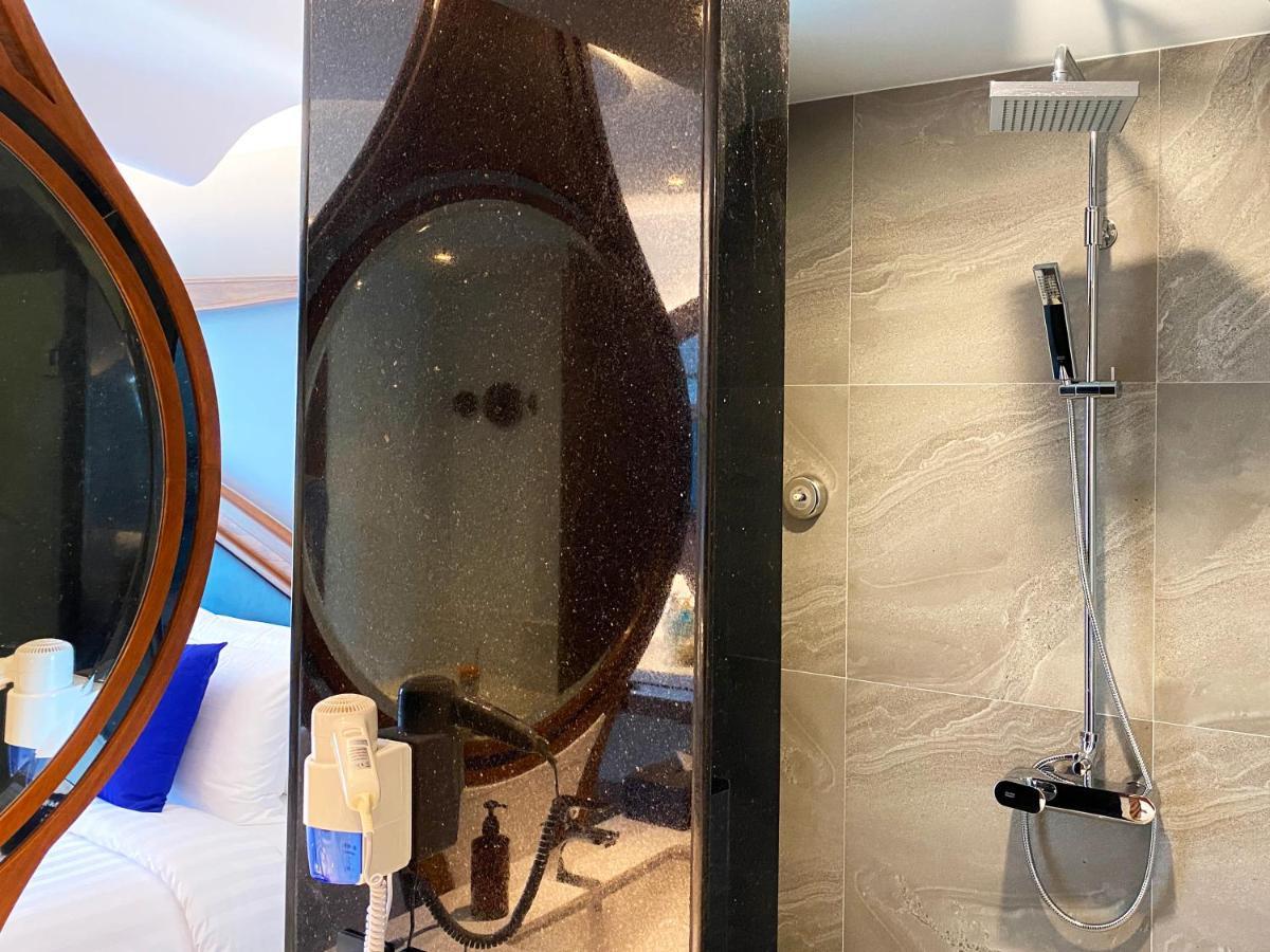 The Oceanic Sportel Phuket - Sha Extra Plus Eksteriør bilde A shower on a cruise ship