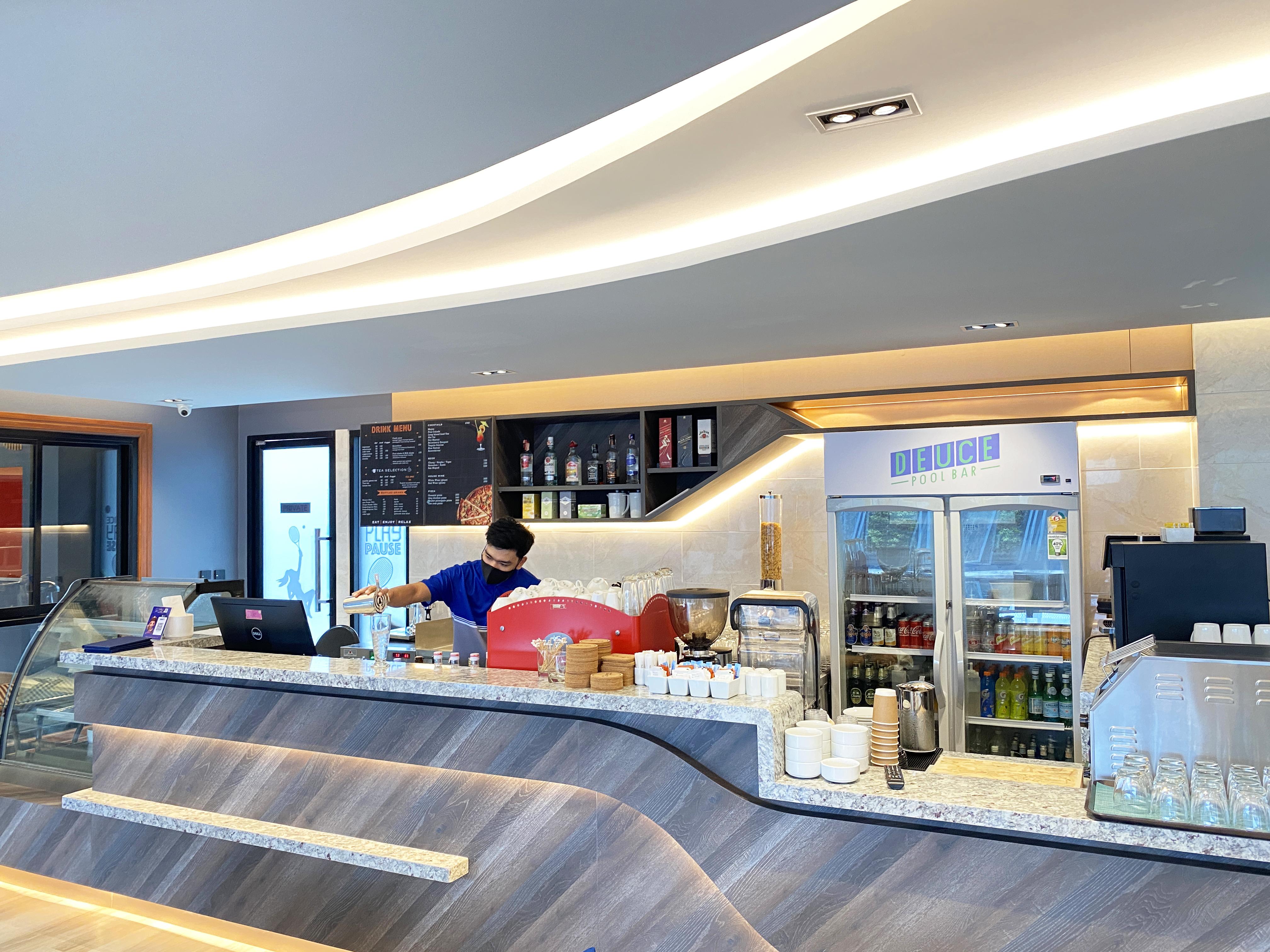 The Oceanic Sportel Phuket - Sha Extra Plus Eksteriør bilde A Starbucks in the airport